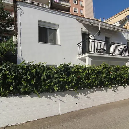 Nicola's House With Private Parking بيت للعطل