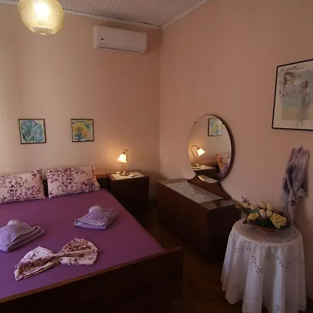 Nicola's House With Private Parking بيت للعطل