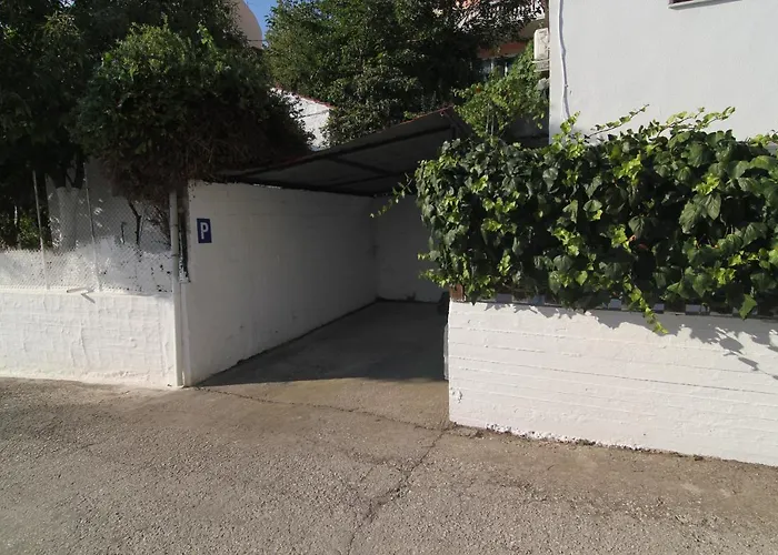 Nicola's House With Private Parking